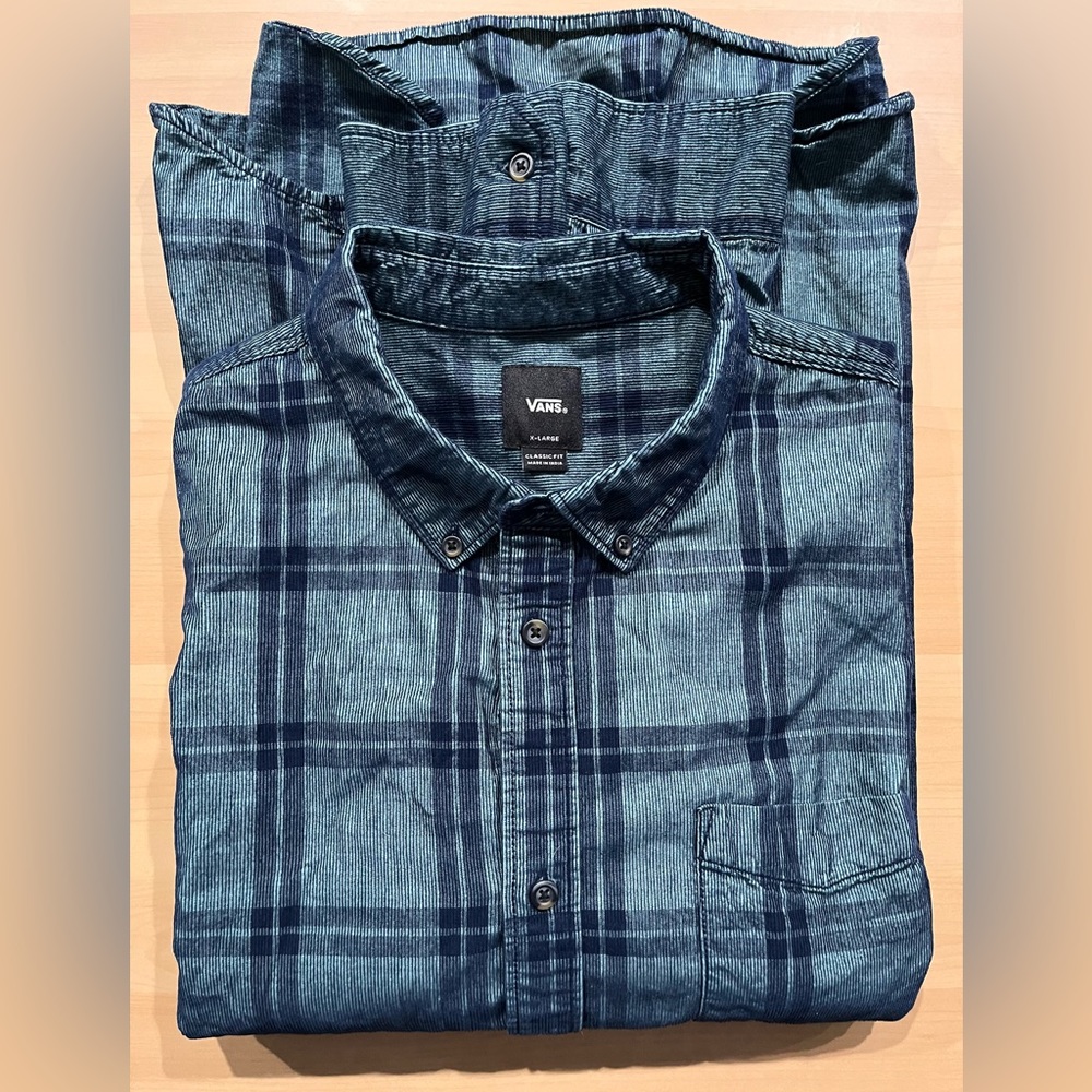 Vans textured casual button down shirt. Size XL.